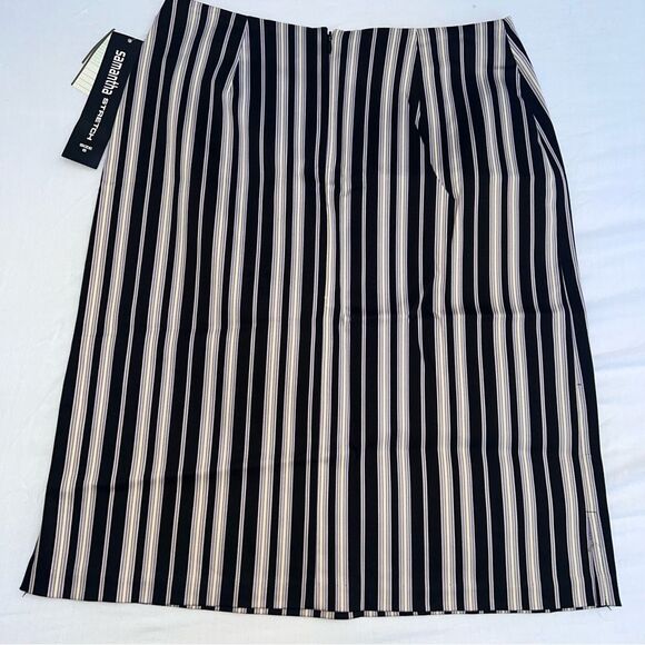 Elegant Striped Pencil Skirt - Picture 3 of 4